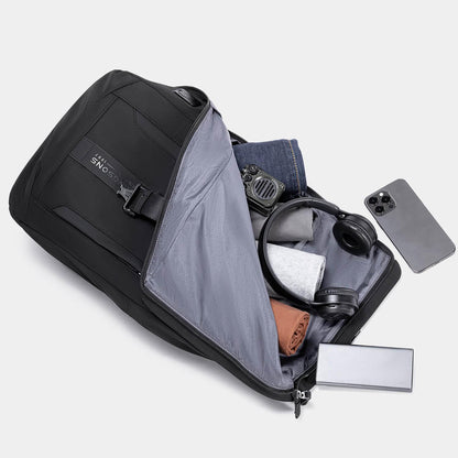 Kingsons backpack KS3318W features an additional compartment for storing various items